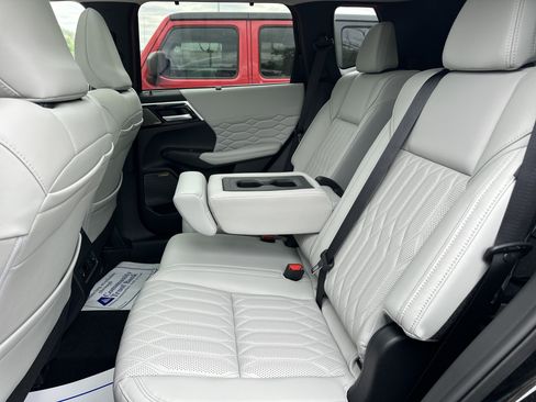 Used 2025 Mitsubishi Outlander AWD image 21