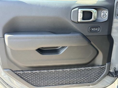 Used 2022 Jeep Wrangler Unlimited Sahara AWD/4WD image 16