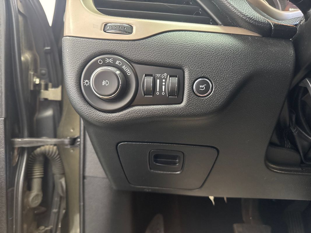 Used 2015 Jeep Cherokee Latitude AWD/4WD image 11