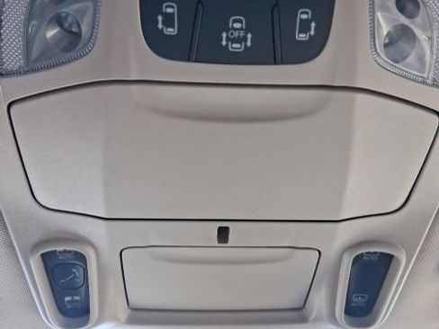 Used 2023 Chrysler Pacifica Limited image 31