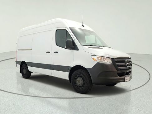 Used 2022 Mercedes-Benz Sprinter 2500 image 3