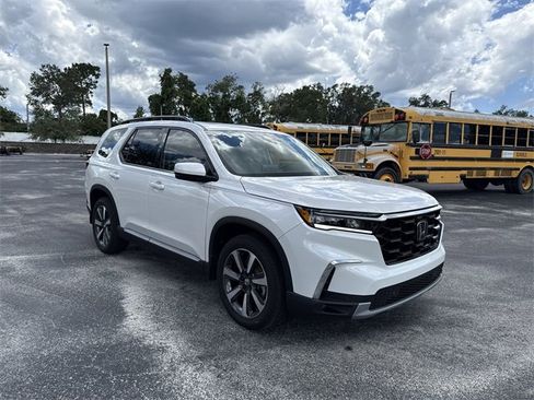 New 2025 Honda Pilot Touring image 2