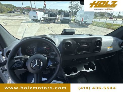 Used 2025 Mercedes-Benz Sprinter 2500 image 19