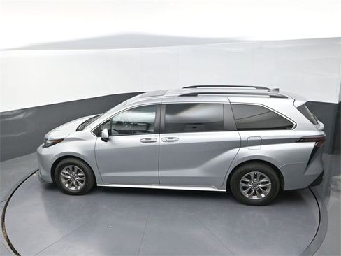 Used 2023 Toyota Sienna XLE image 12