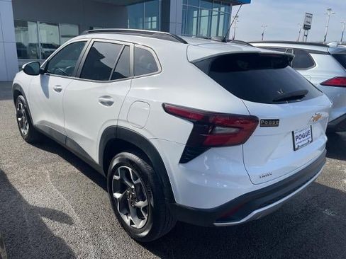 Used 2025 Chevrolet Trax LT w/ LT Convenience Package image 3