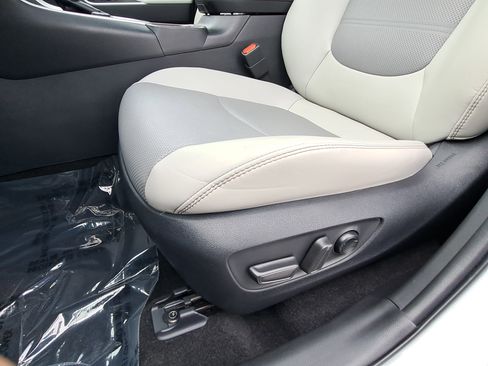 Used 2023 Toyota RAV4 Limited image 27