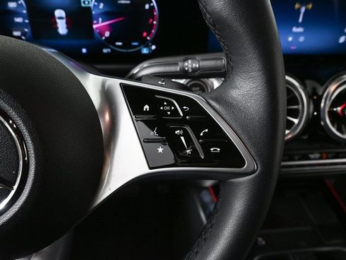 Used 2025 Mercedes-Benz GLB 250 image 2