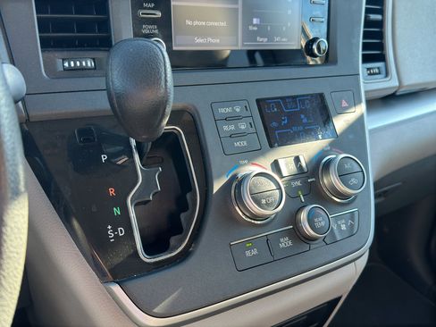 Used 2020 Toyota Sienna L image 23