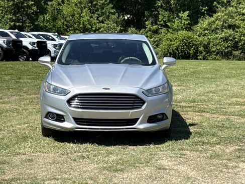 Used 2016 Ford Fusion Titanium FWD image 2