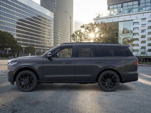 New 2026 Lincoln Navigator Reserve w/ Jet Appearance Package AWD/4WD image 3