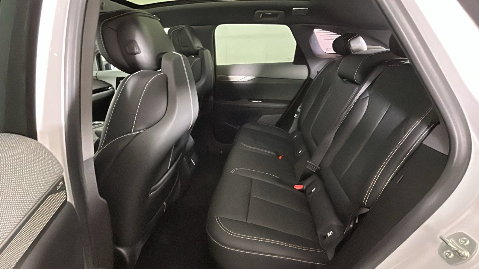 Used 2025 Cadillac Optiq Luxury 2 w/ LPO, Floor Liner Package AWD/4WD image 32
