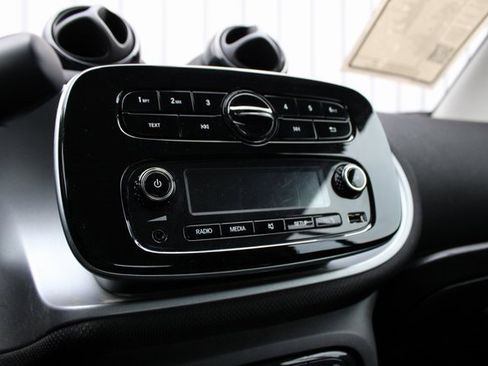 Used 2016 smart fortwo passion image 11