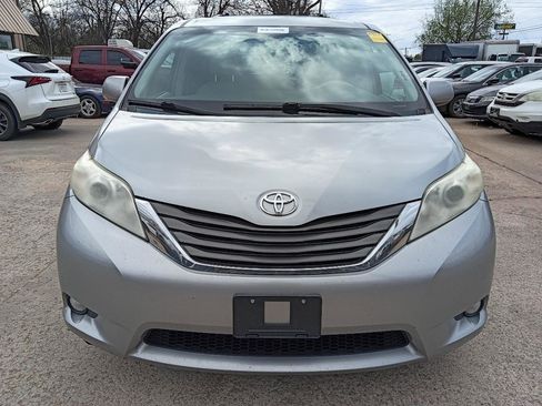 Used 2014 Toyota Sienna XLE w/ Entertainment Package image 2