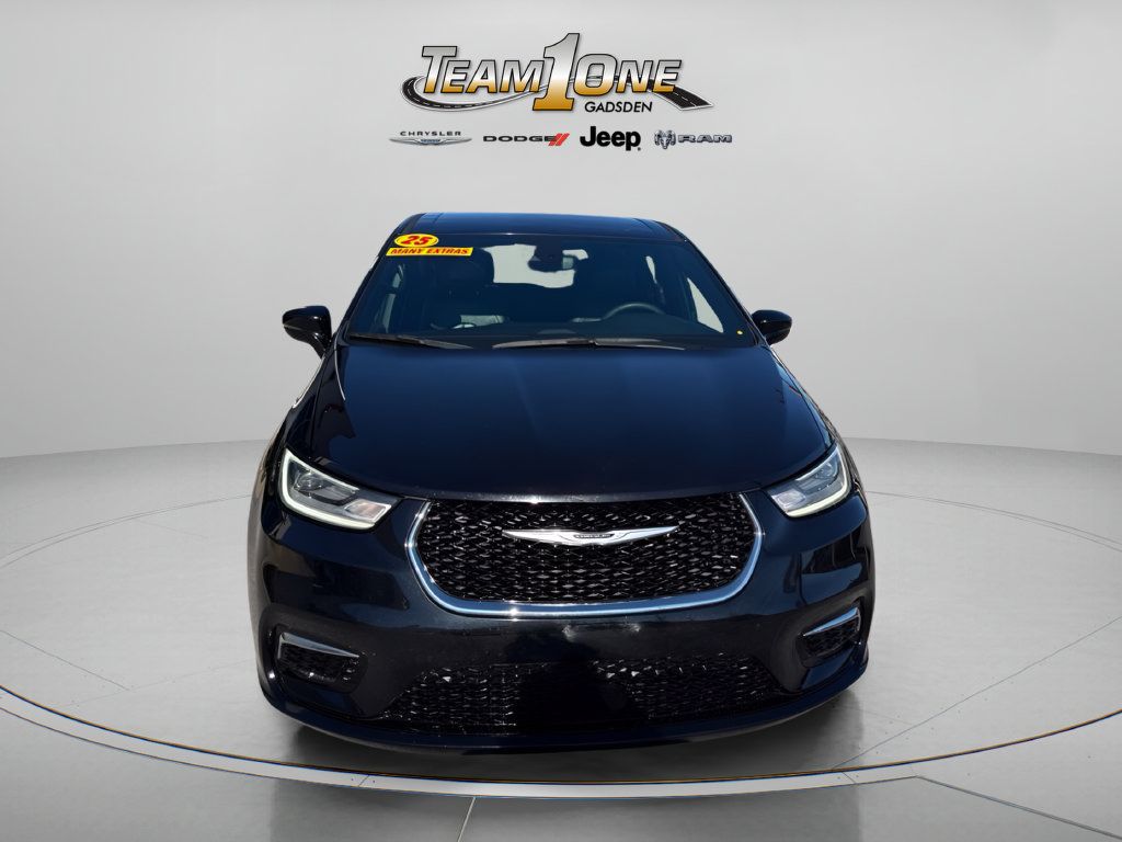 Used 2025 Chrysler Pacifica Select FWD image 2