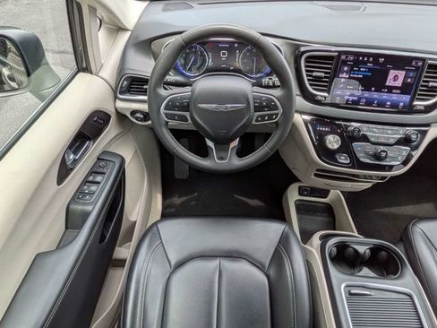 Used 2023 Chrysler Pacifica Touring-L FWD image 19