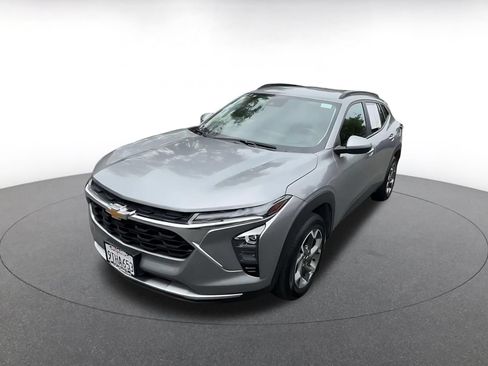 Used 2025 Chevrolet Trax LT w/ LT Convenience Package FWD image 5