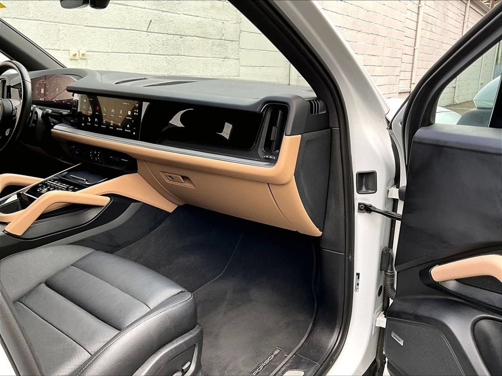 Certified 2024 Porsche Cayenne AWD/4WD image 19