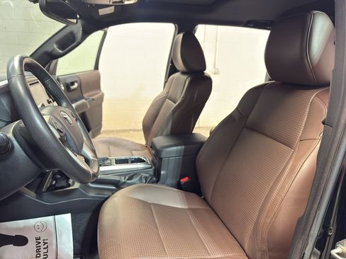 Used 2016 Toyota Tacoma Limited w/ Towing Package image 14