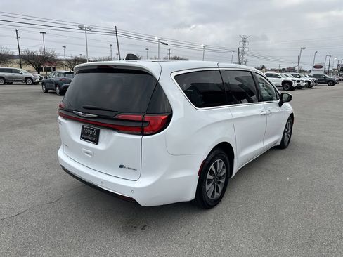 Used 2023 Chrysler Pacifica Touring-L FWD image 5