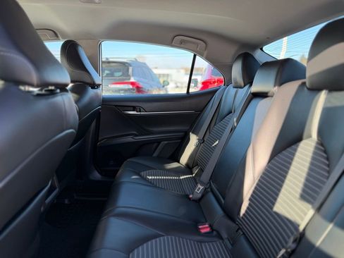 Used 2022 Toyota Camry SE image 4
