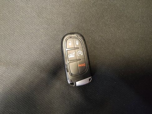 Used 2017 Jeep Cherokee Trailhawk image 32