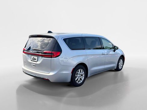 Used 2023 Chrysler Pacifica Touring-L FWD image 4
