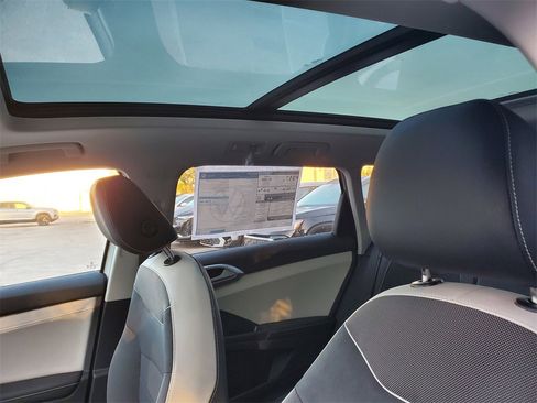 New 2025 Volkswagen Taos SE image 8