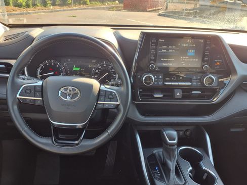 Used 2021 Toyota Highlander XLE AWD/4WD image 5
