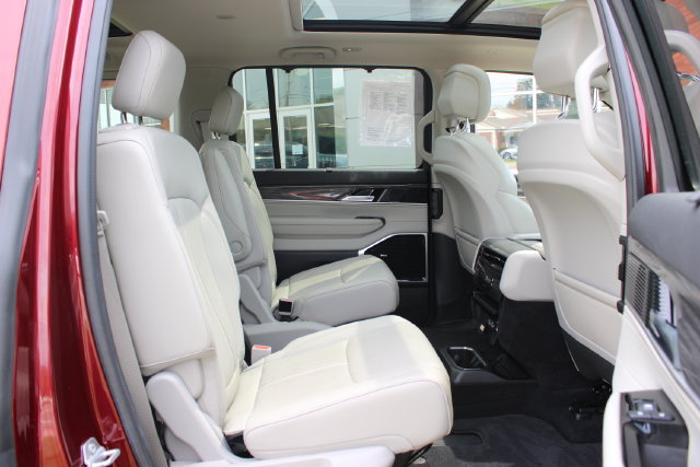 Used 2022 Jeep Wagoneer Series III w/ Premium Group I AWD/4WD image 52