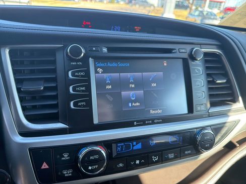 Used 2017 Toyota Highlander SE image 10