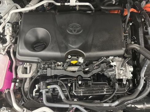 Used 2022 Toyota RAV4 SE w/ Weather & Moonroof Package AWD/4WD image 25
