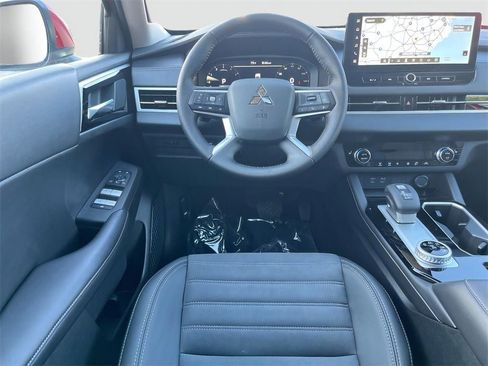 New 2025 Mitsubishi Outlander SE image 27
