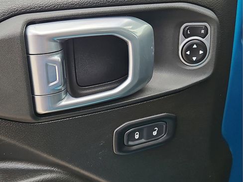 Used 2024 Jeep Wrangler Unlimited w/ Convenience Group AWD/4WD image 17