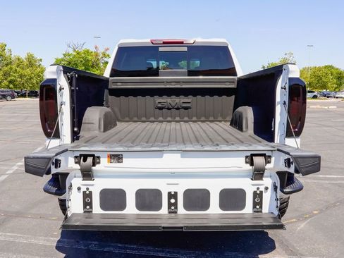 Used 2022 GMC Sierra 1500 SLT w/ SLT Premium Plus Package AWD/4WD image 16