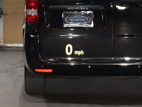 Used 2013 BMW 750i xDrive image 22