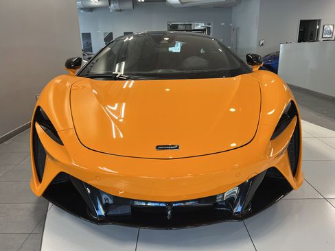 Used 2023 McLaren Artura image 10