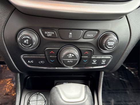 Used 2018 Jeep Cherokee Trailhawk image 28