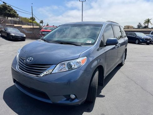 Used 2013 Toyota Sienna XLE w/ Premium Pkg FWD image 2