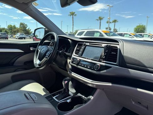 Used 2019 Toyota Highlander XLE FWD image 27