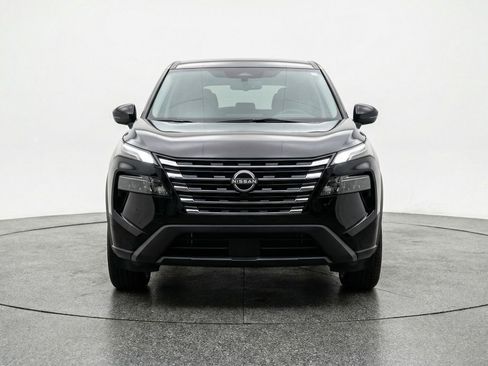 Used 2025 Nissan Rogue SV image 2