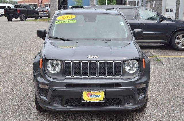 Used 2023 Jeep Renegade Latitude AWD/4WD image 3