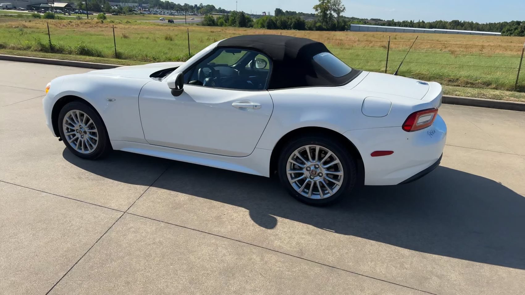 Used 2017 FIAT 124 Spider Classica RWD image 6