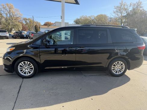 Used 2015 Toyota Sienna XLE image 4