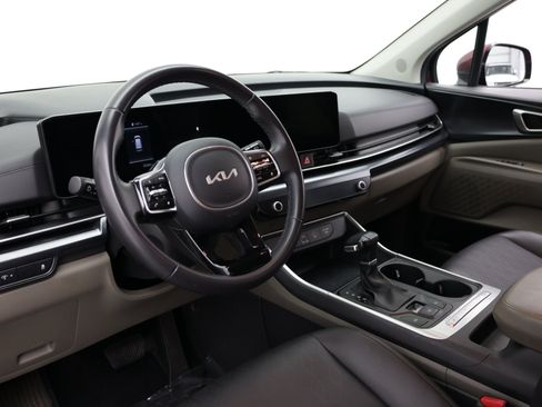 Used 2025 Kia Carnival FWD image 13