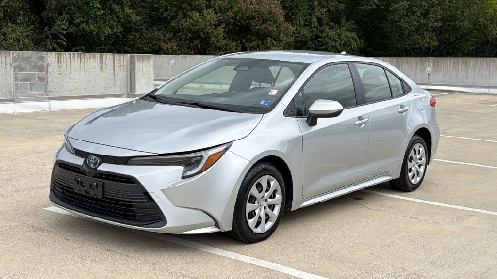 Used 2025 Toyota Corolla LE FWD image 2