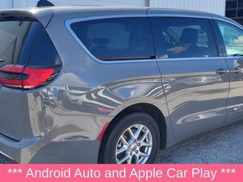Used 2023 Chrysler Pacifica Touring-L FWD image 11