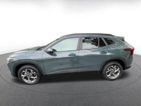 Used 2025 Chevrolet Trax LT w/ LT Convenience Package image 9