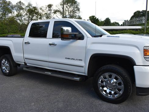 Used 2019 GMC Sierra 2500 Denali w/ Duramax Plus Package AWD/4WD image 29