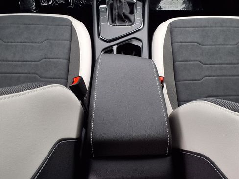 New 2026 Volkswagen Taos SE image 14