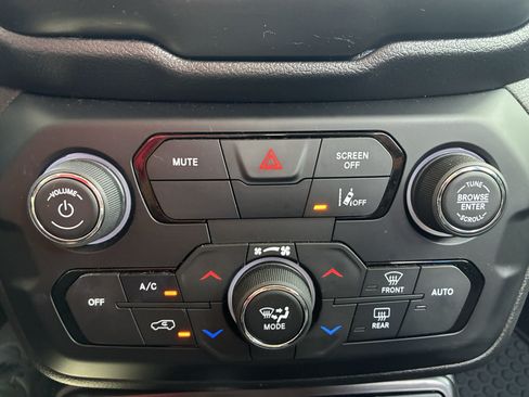 Used 2022 Jeep Renegade Latitude AWD/4WD image 19